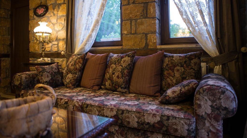 Archontiko Emmanouilidi Suites Káto Loutrákion 외부 사진