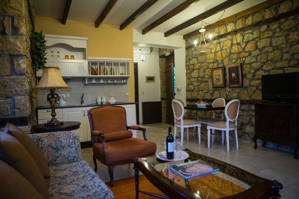 Archontiko Emmanouilidi Suites Káto Loutrákion 외부 사진